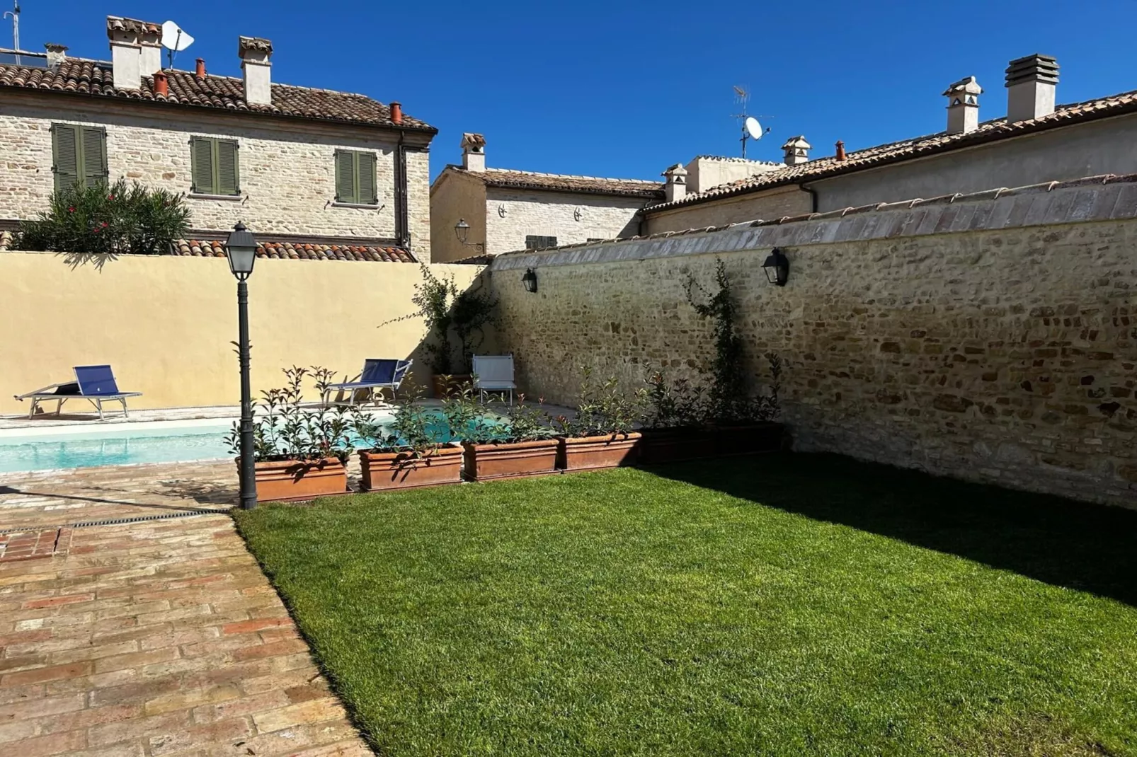 Novilara - Tuinen zomer