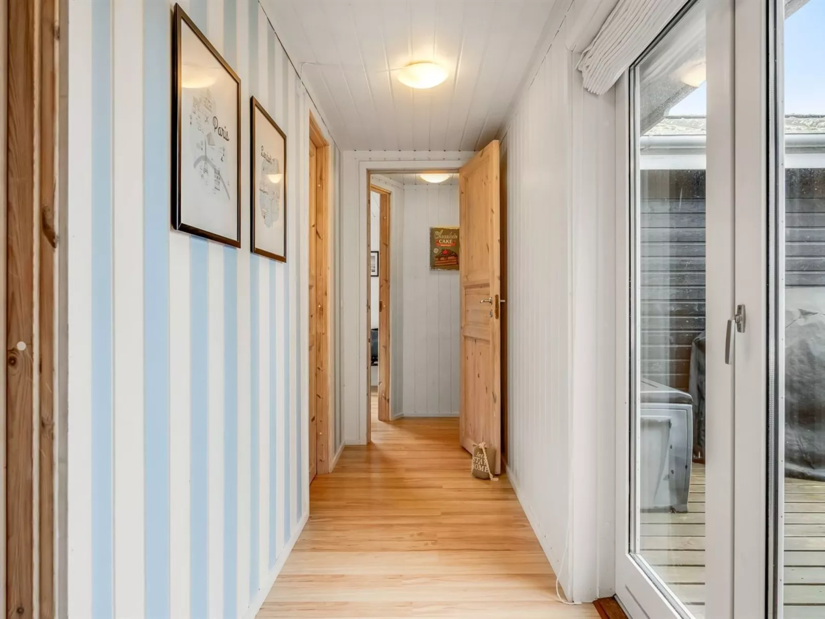 "Bylgja" - 1.7km from the sea - Binnen