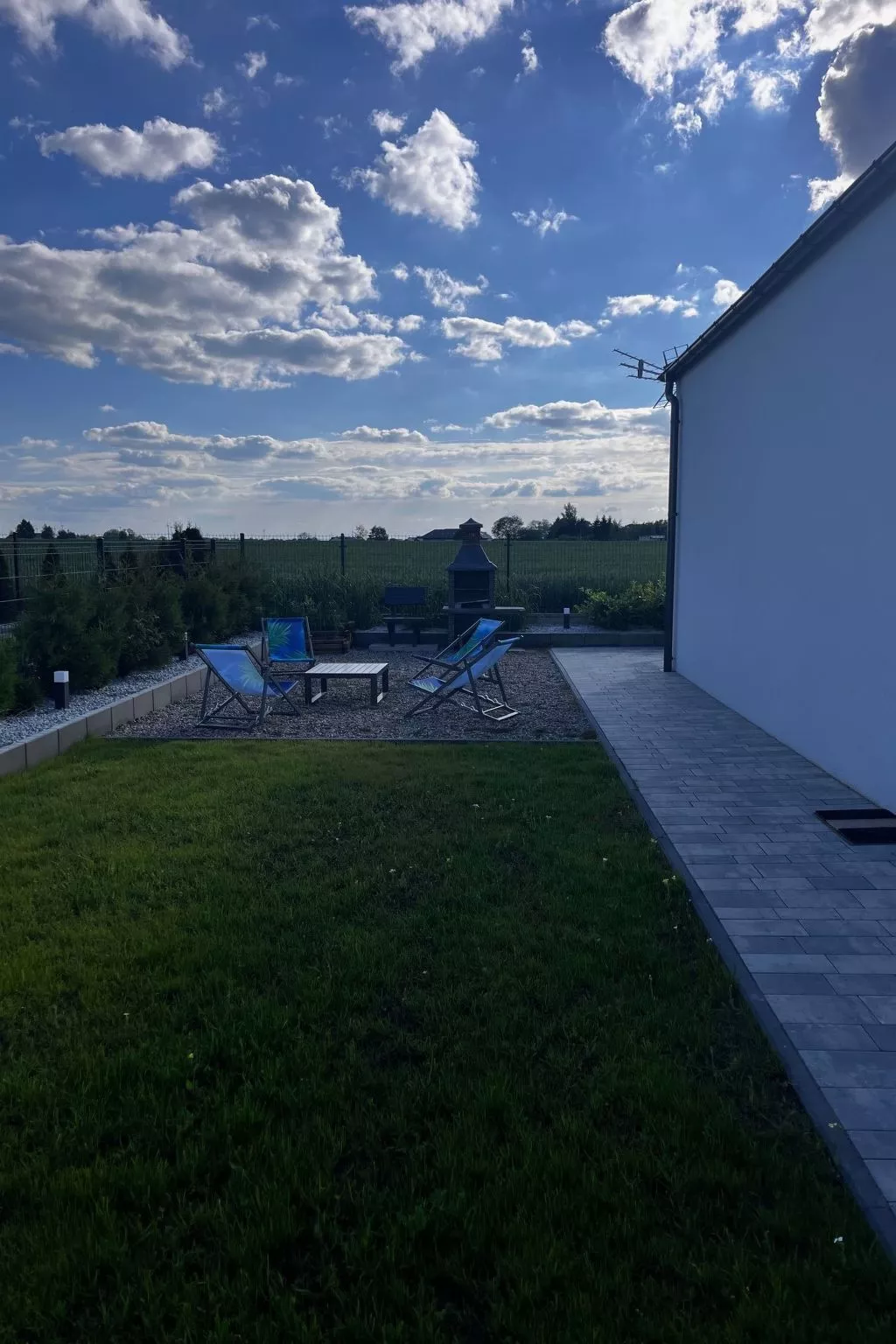 Zwei-Zimmer-Reihenhauswohnung - Buiten