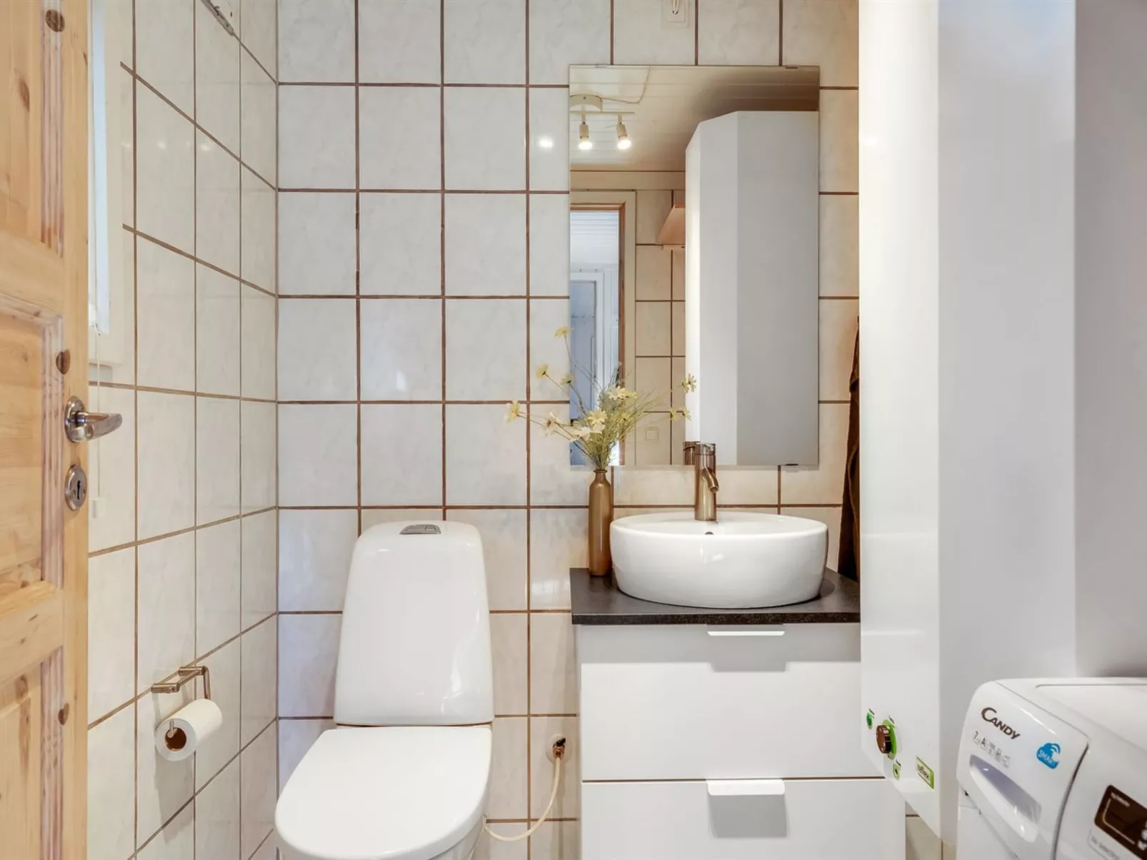 "Bylgja" - 1.7km from the sea - Binnen