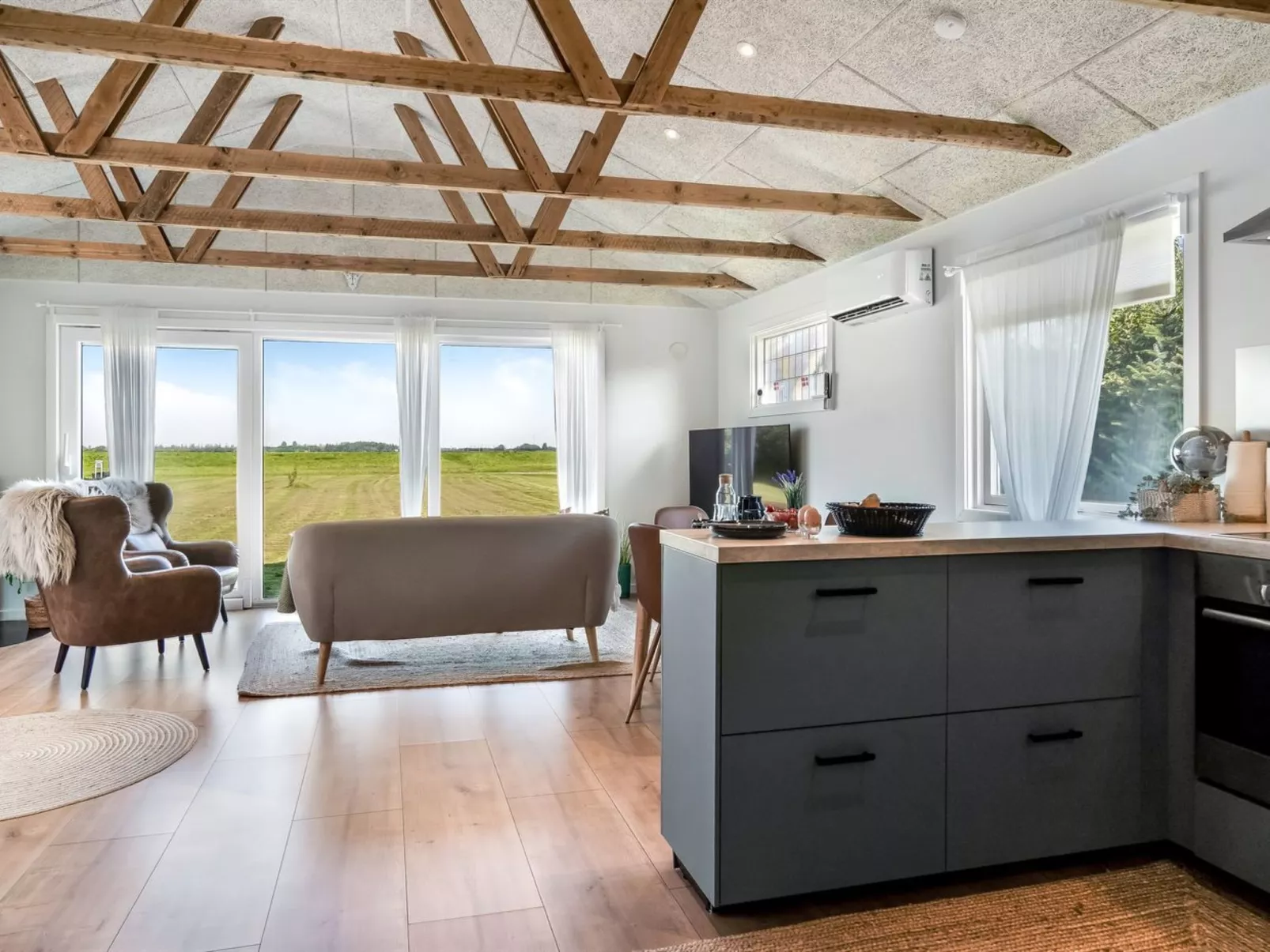 "Kanerva" - 100m to the fjord - Binnen