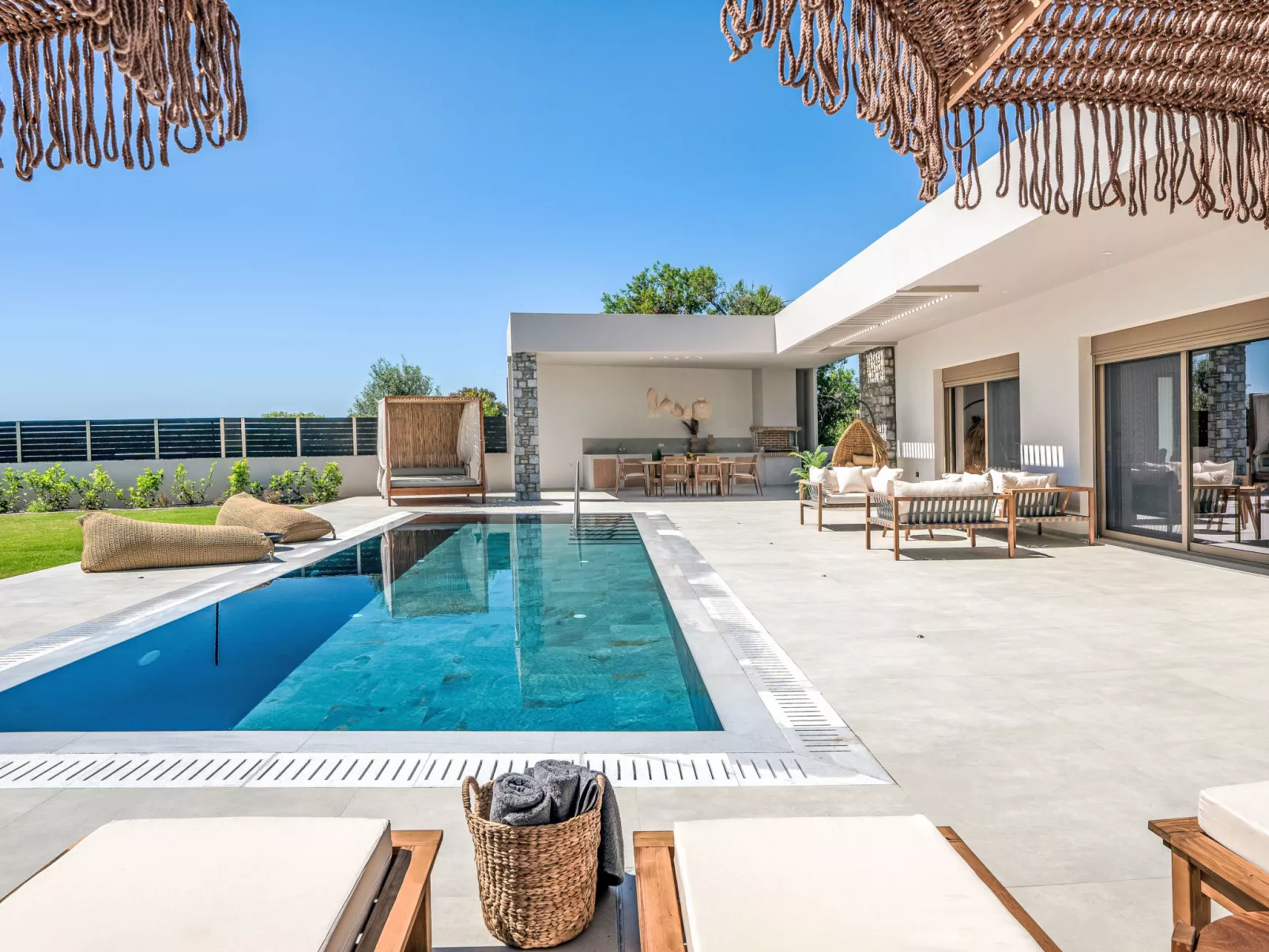 Ruby Paradise - Buiten