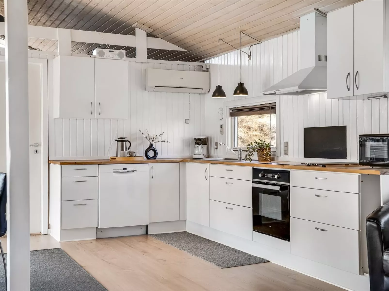 "Greta" - 2.5km from the sea - Binnen