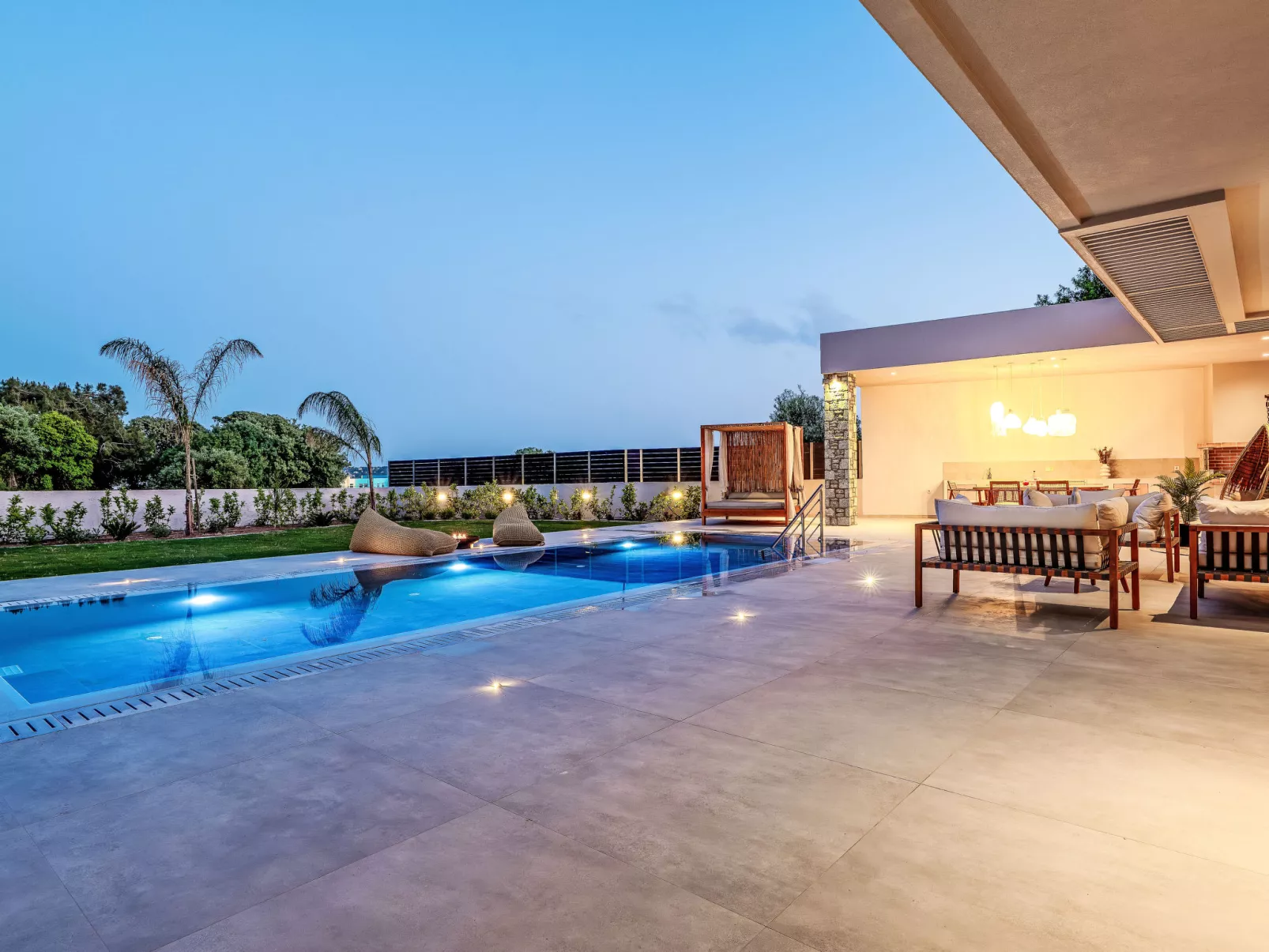 Ruby Paradise - Buiten