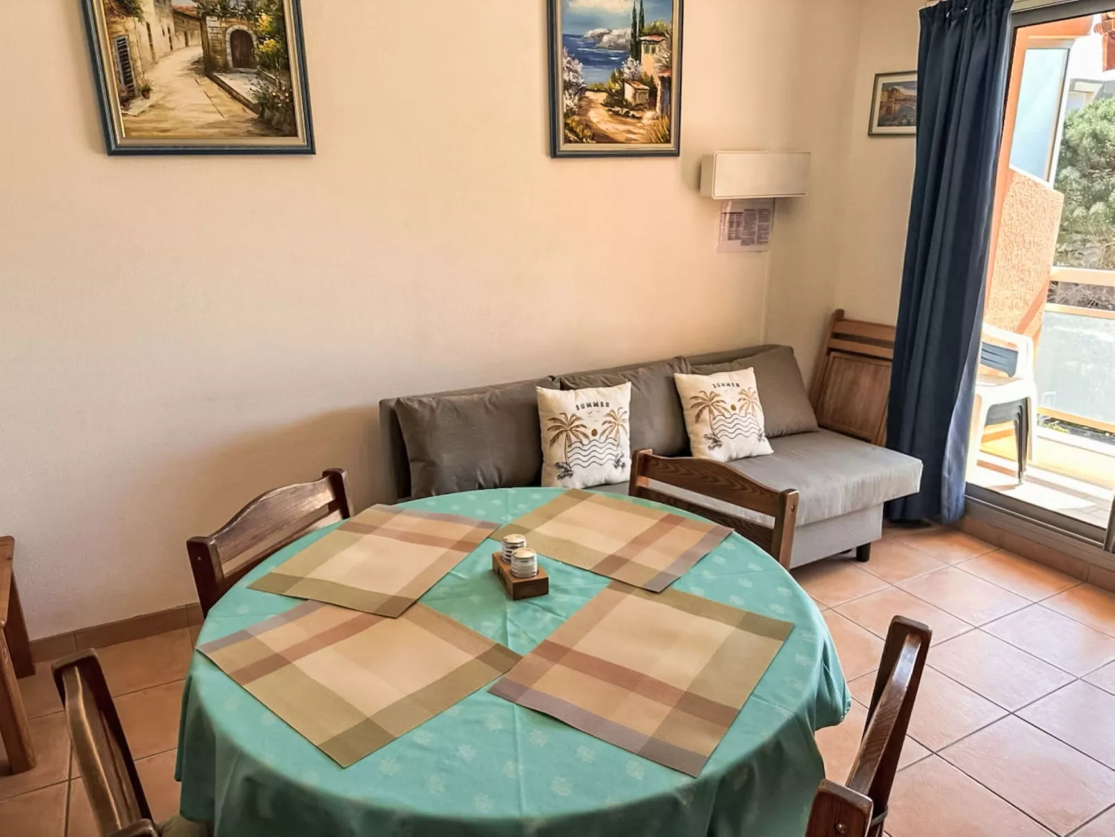 L'Amirauté - Binnen