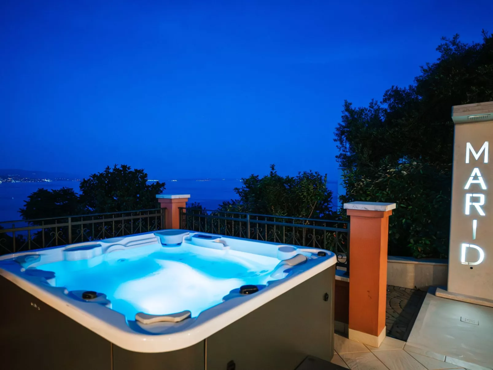 Großzügiges, modernes Apartment mit Terrasse und Meerblick