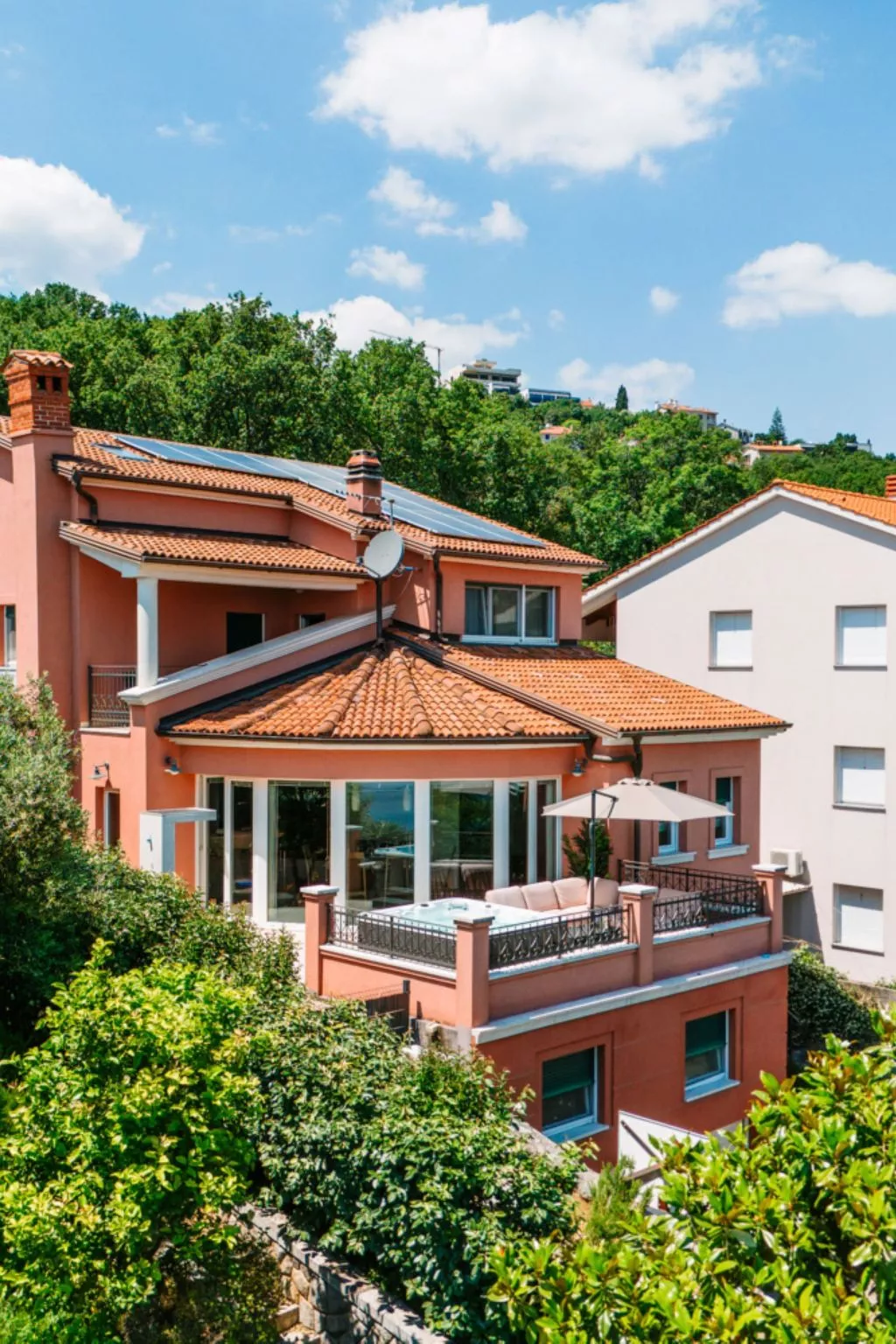 Großzügiges, modernes Apartment mit Terrasse und Meerblick