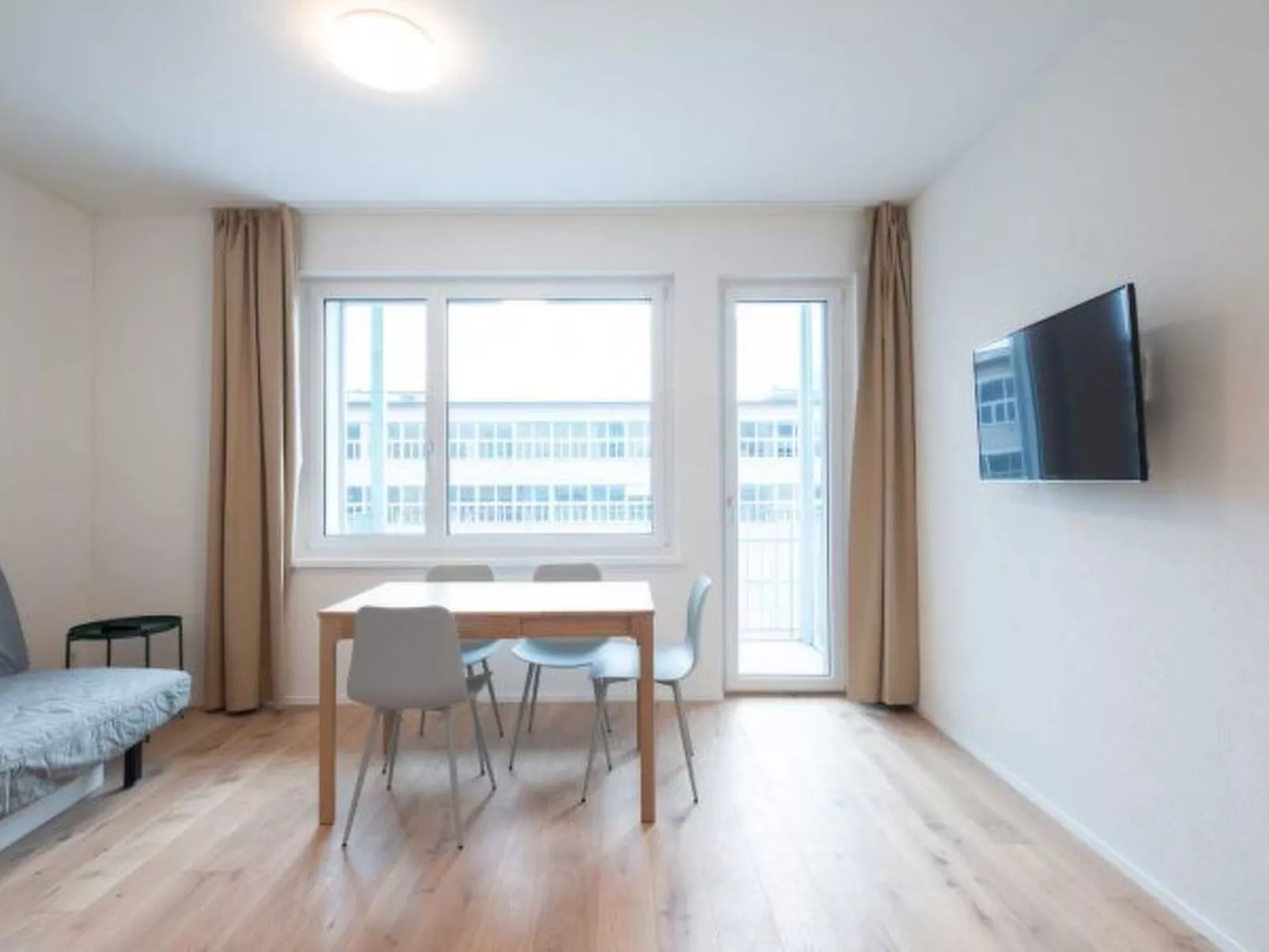 ZH Yellow 4- Letzigrund HITrental Apartment