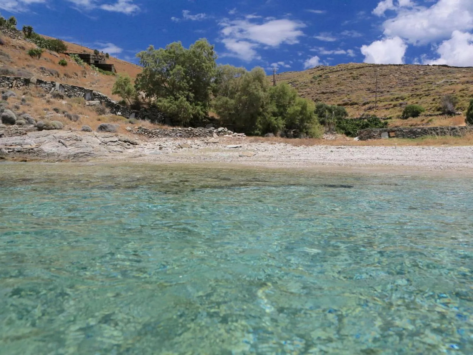 Haus in Kea mit Parkplatz im Freien und Blick auf den Sonnenuntergang