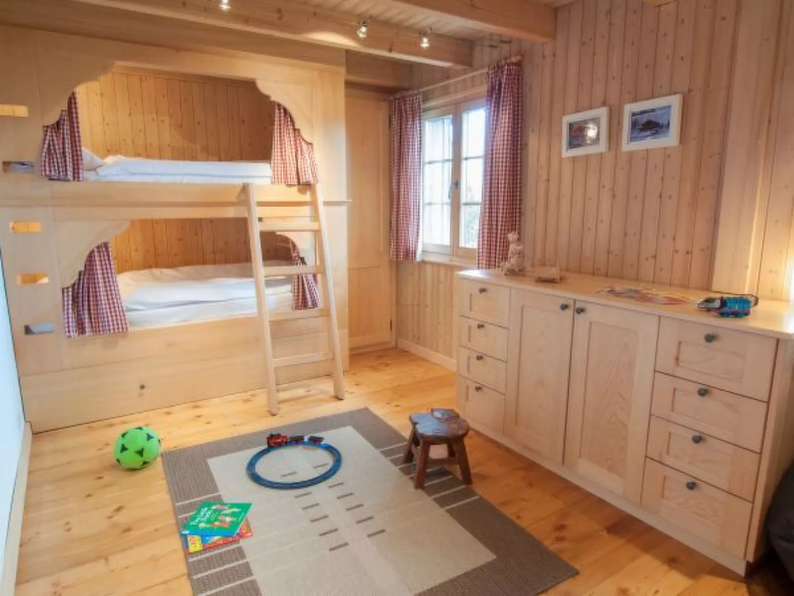 Chalet Lisa, ski-in/out, accessible by car