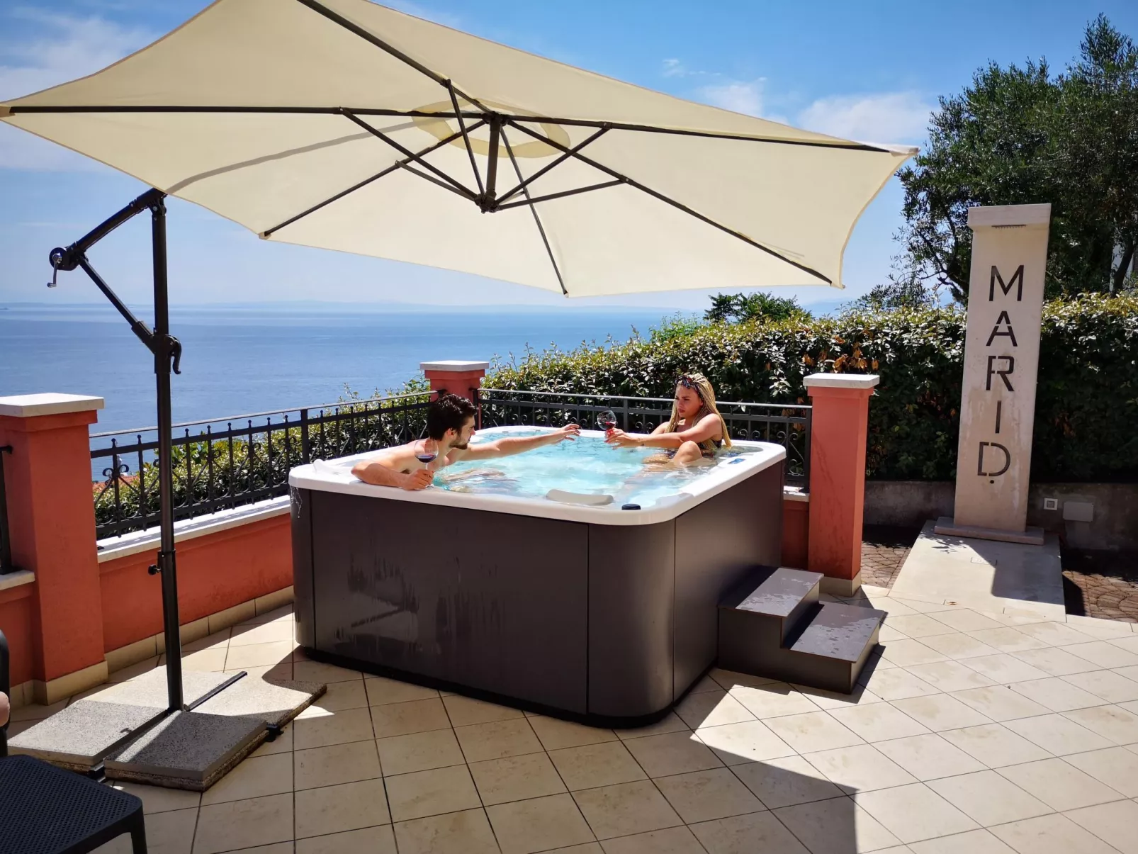 Großzügiges, modernes Apartment mit Terrasse und Meerblick