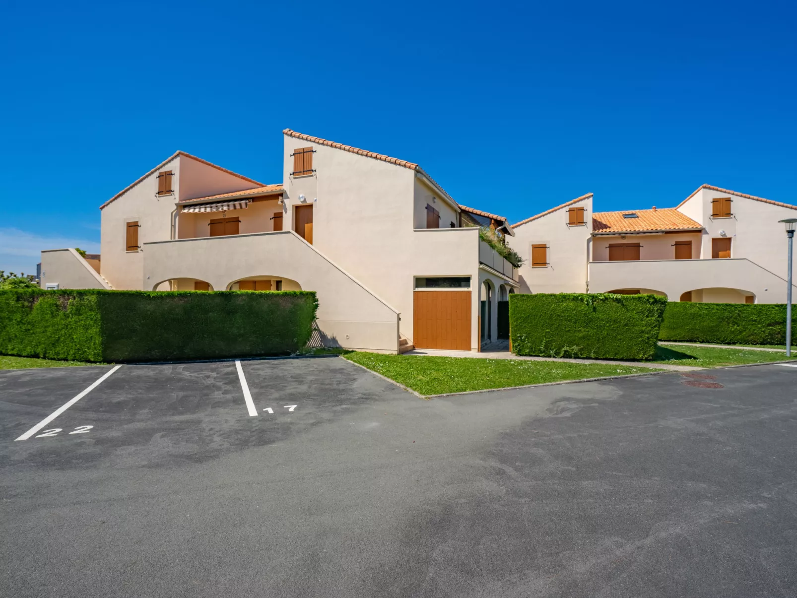 Les Soleils Rouges - Buiten