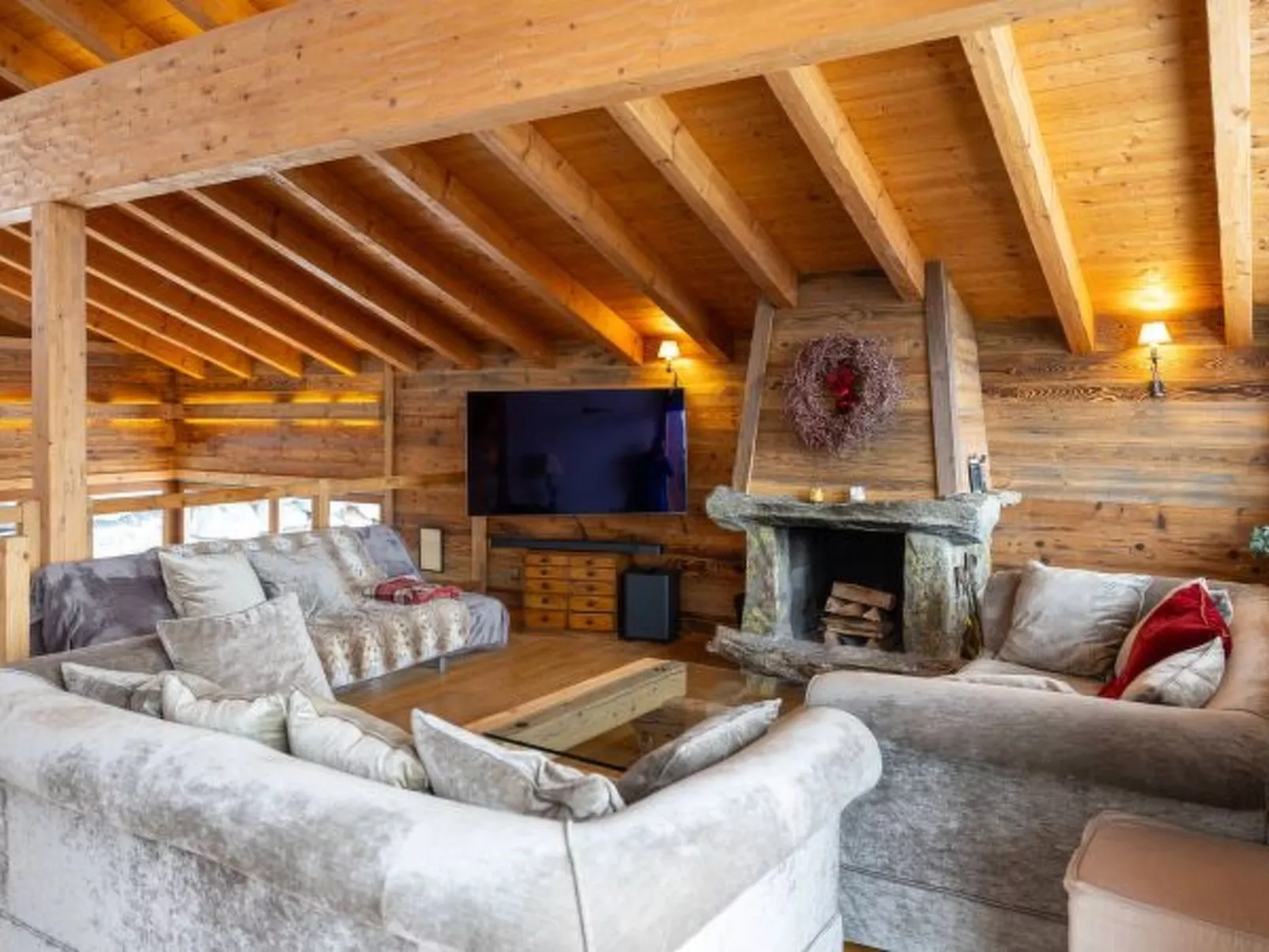 Above the Clouds - spacious chalet with great view - Binnen