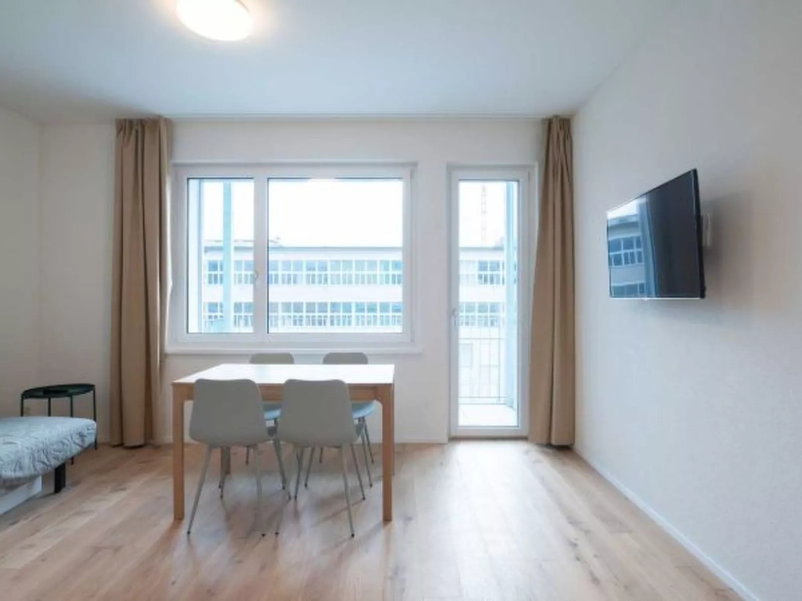 ZH Yellow 3 - Letzigrund HITrental Apartment - Binnen