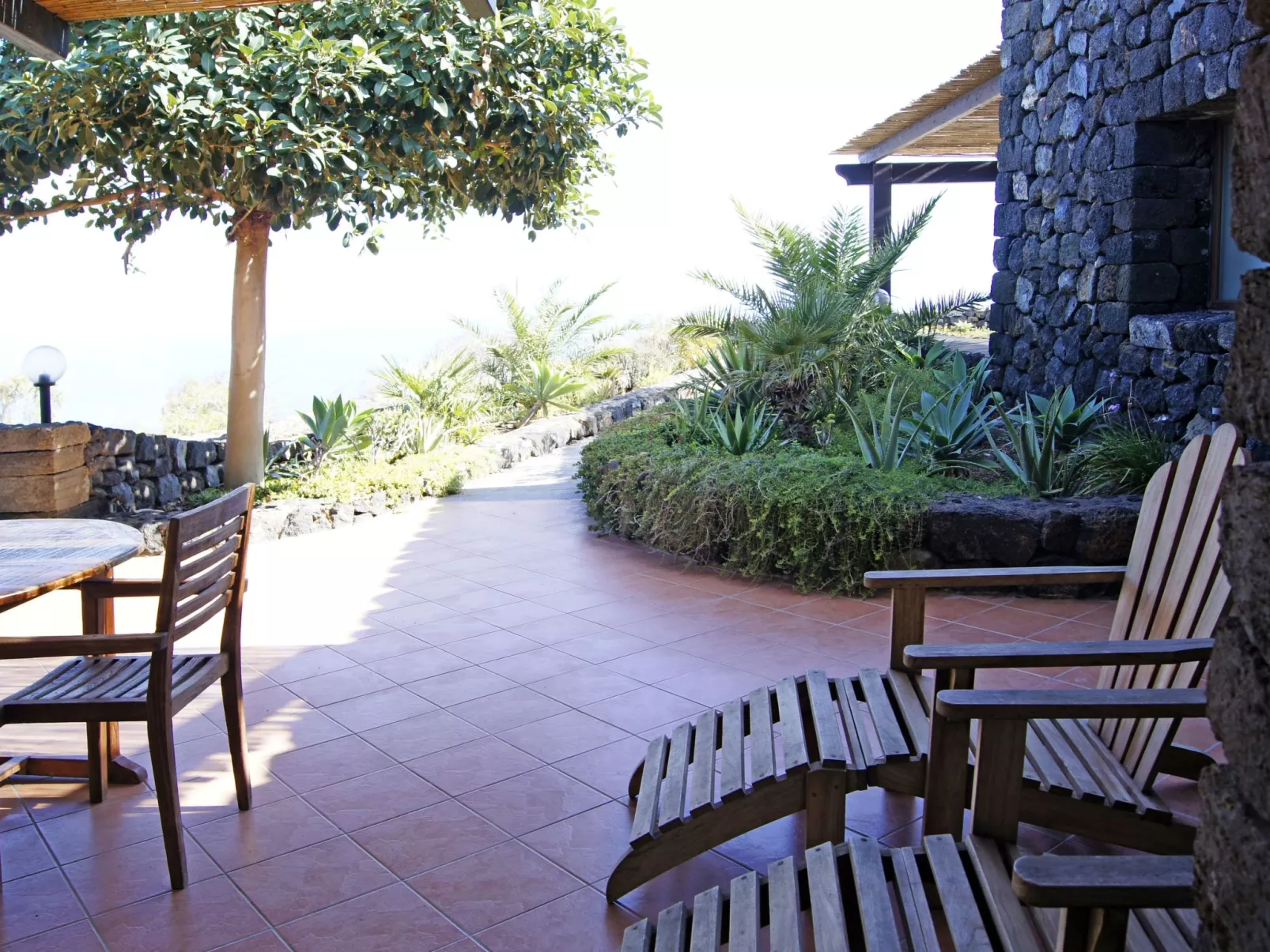 Dammuso mit Terrasse und Meerblick - Buiten