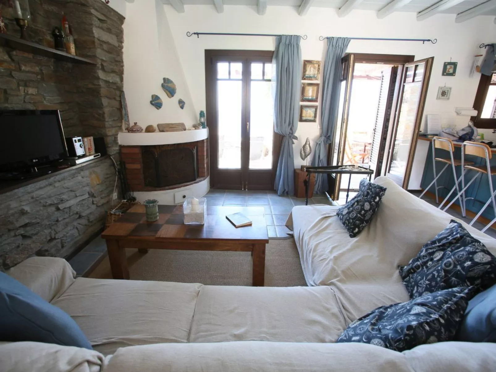 Haus in Kea mit Parkplatz im Freien und Blick auf den Sonnenuntergang - Image-tags.info