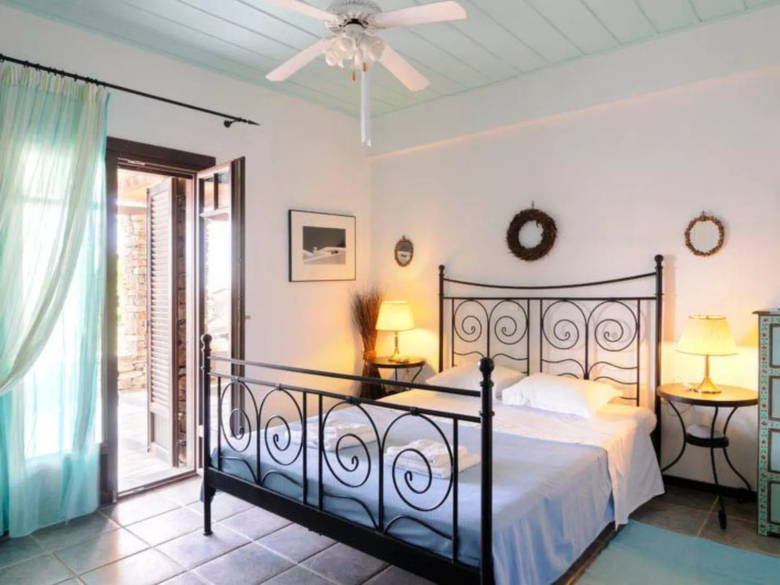 Haus in Kea mit Parkplatz im Freien und Blick auf den Sonnenuntergang - Image-tags.info