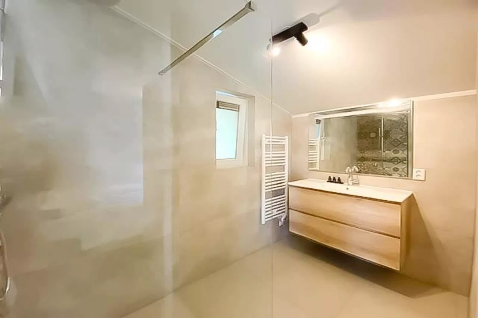 Hip in Sint Maarten - 79 - Badkamer