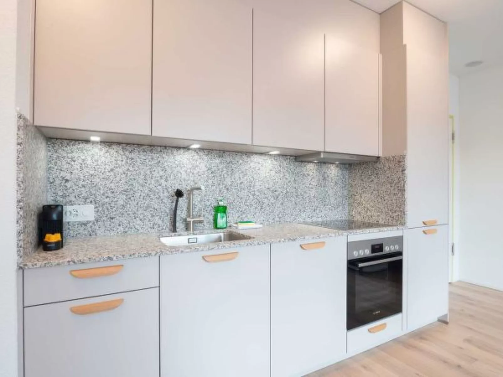 ZH Yellow 5 - Letzigrund HITrental Apartment - Binnen