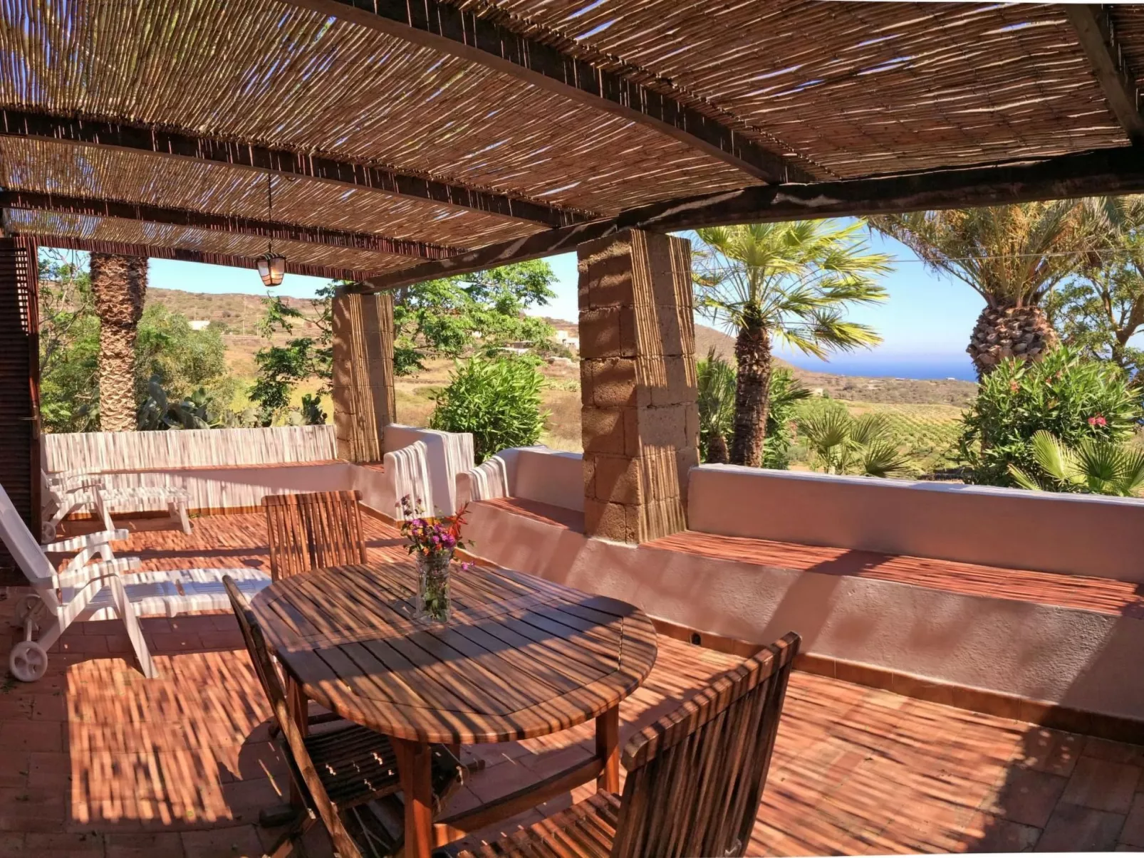 Dammuso mit Terrasse und Meerblick - Buiten