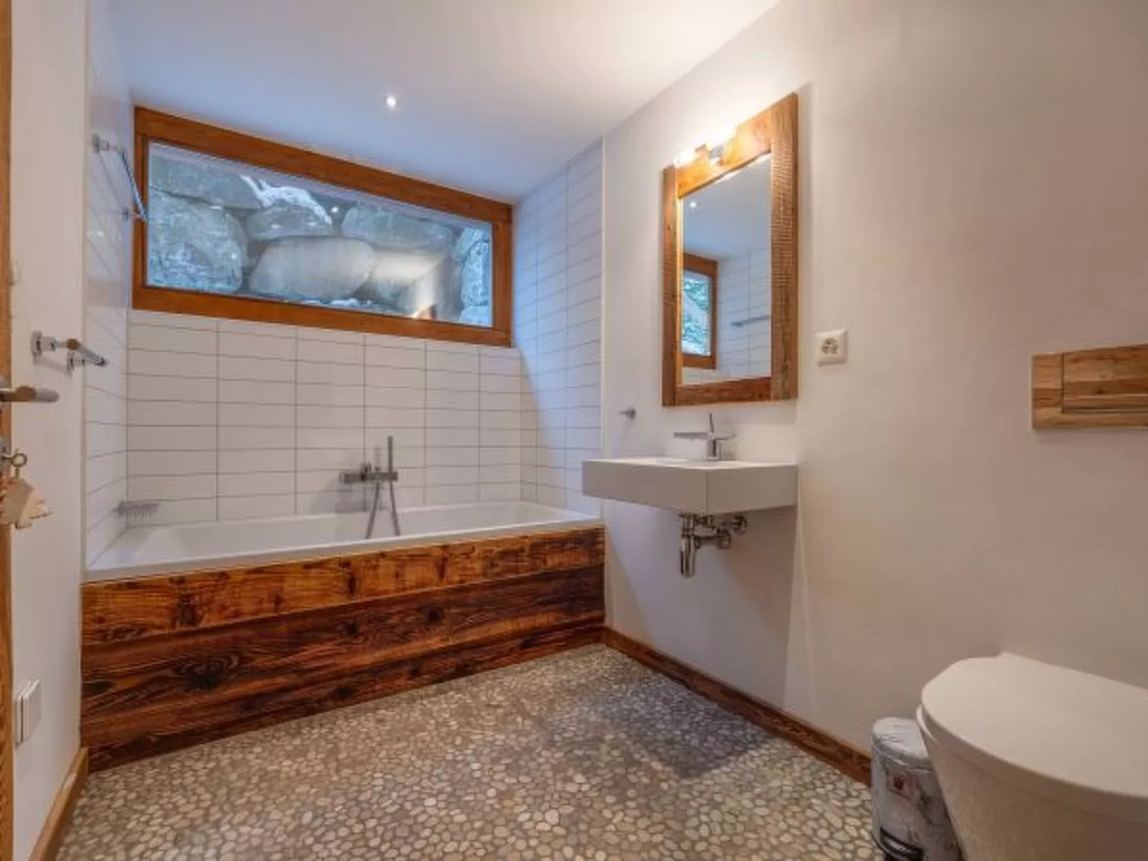 Above the Clouds - spacious chalet with great view - Binnen