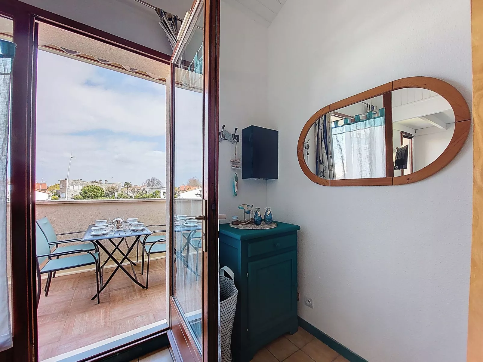 Les Soleils Rouges - Buiten