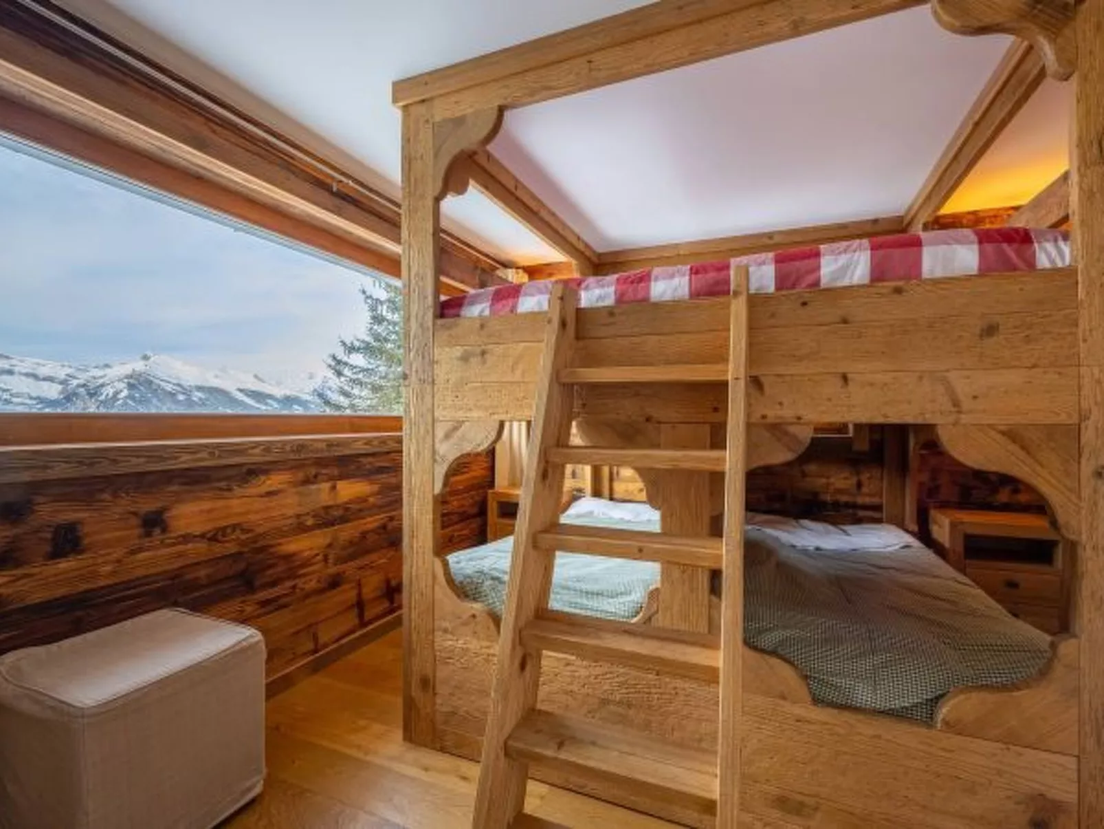 Above the Clouds - spacious chalet with great view - Binnen