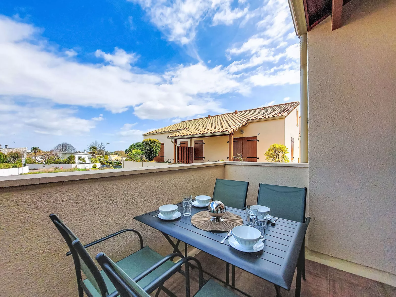 Les Soleils Rouges - Buiten