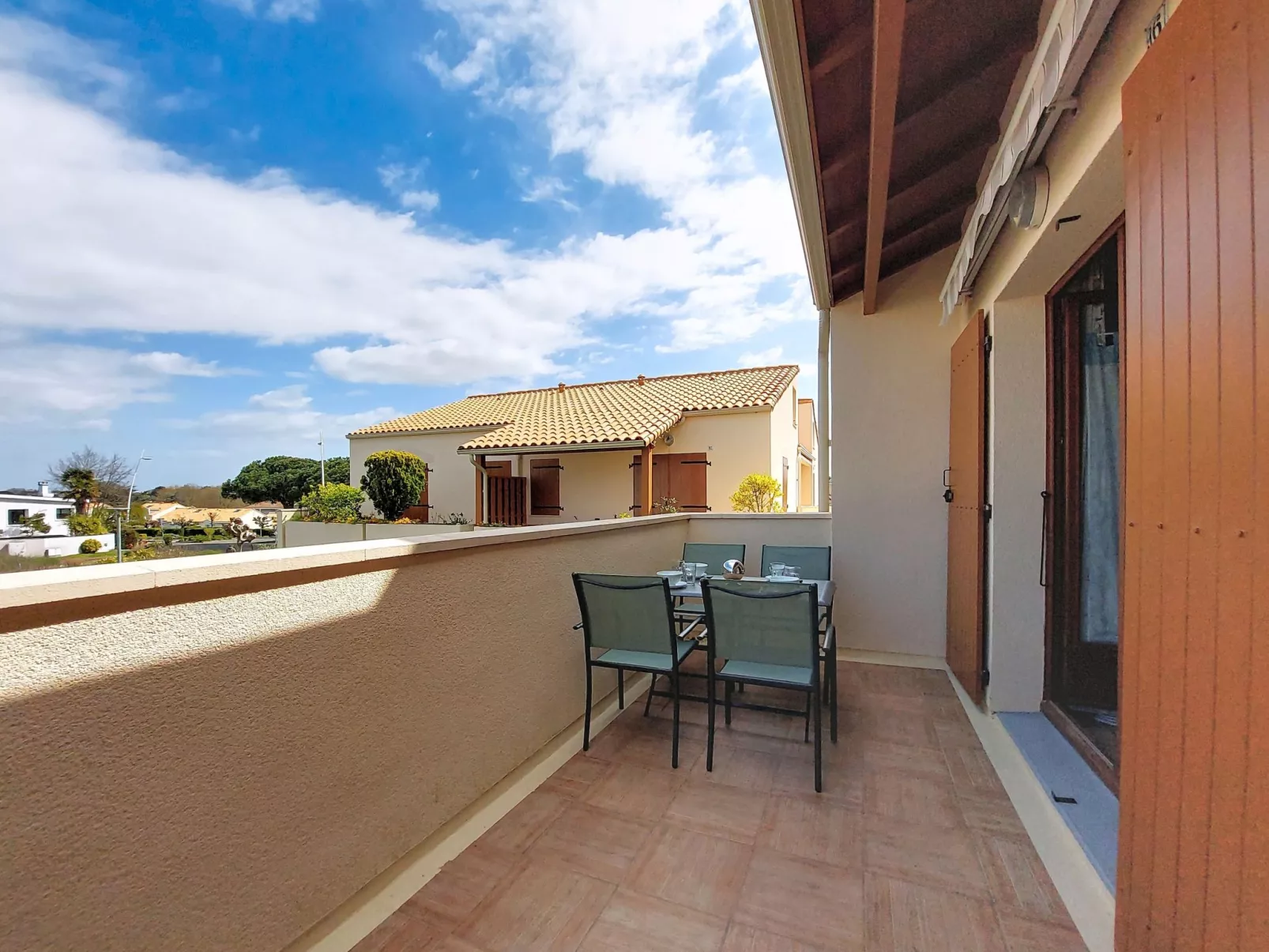 Les Soleils Rouges - Buiten