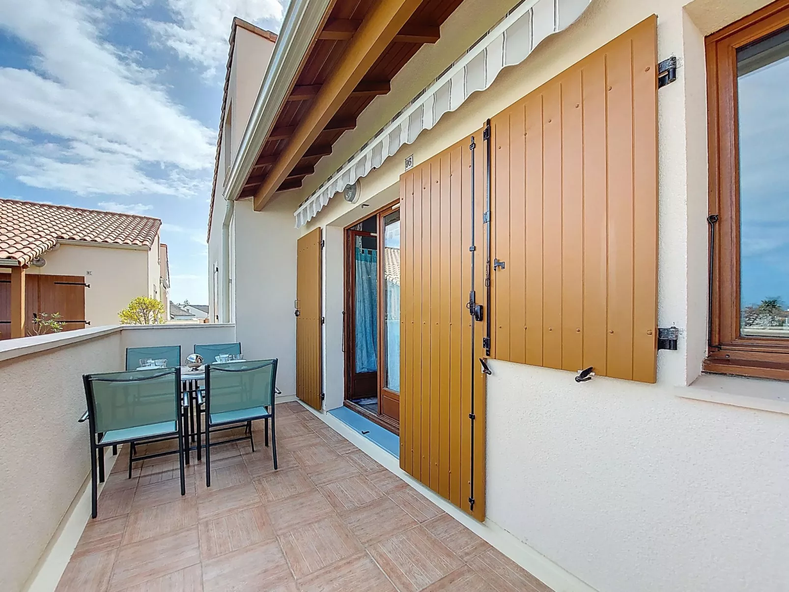 Les Soleils Rouges - Buiten