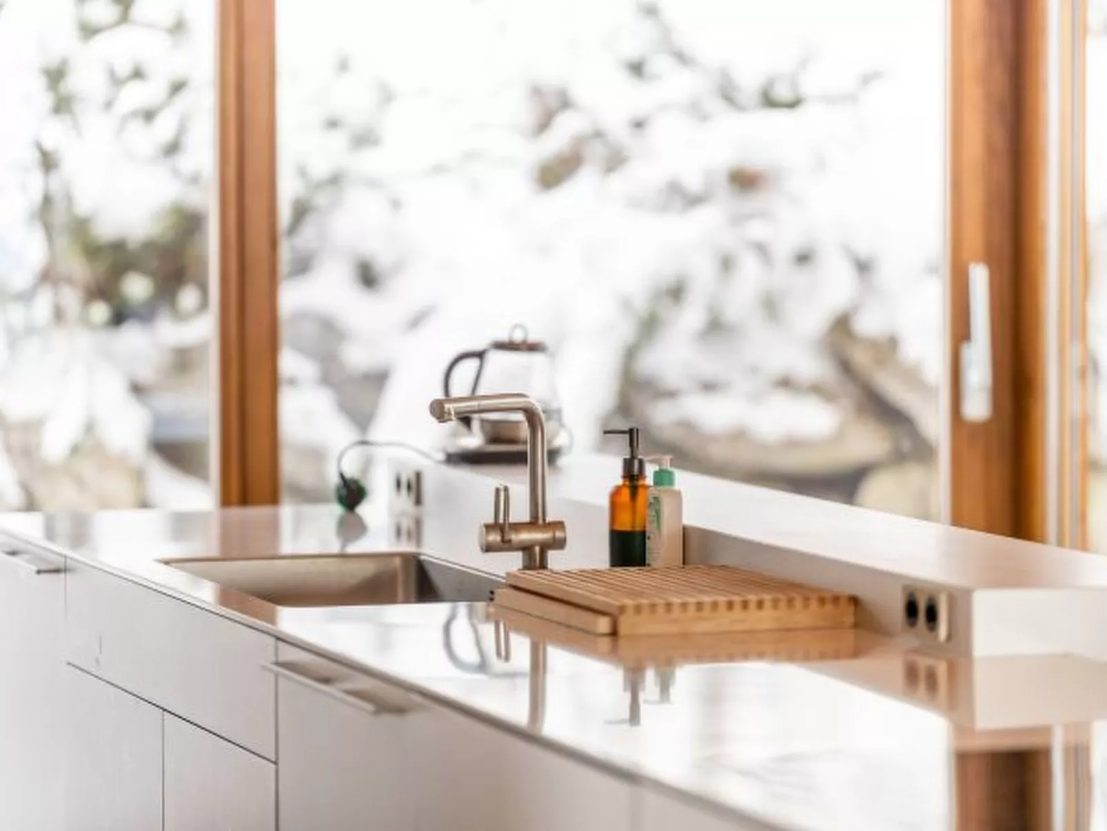 Above the Clouds - spacious chalet with great view - Binnen