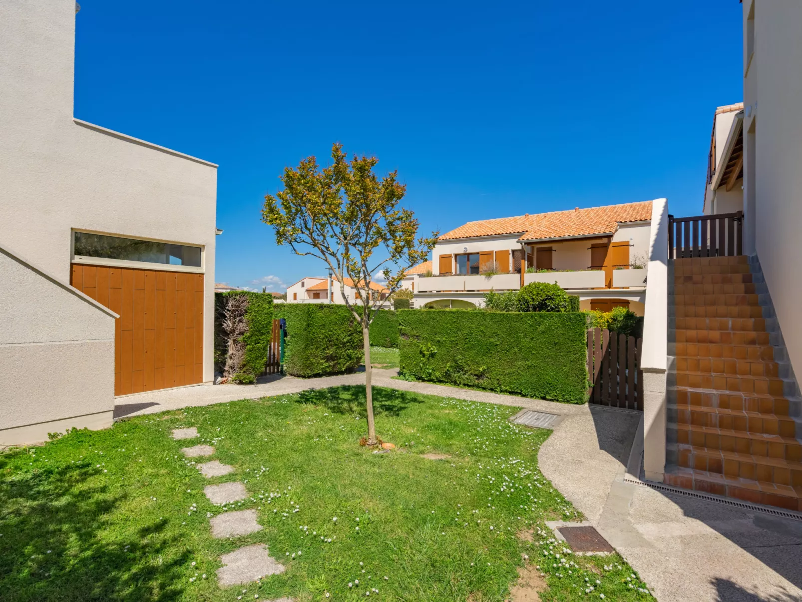 Les Soleils Rouges - Buiten