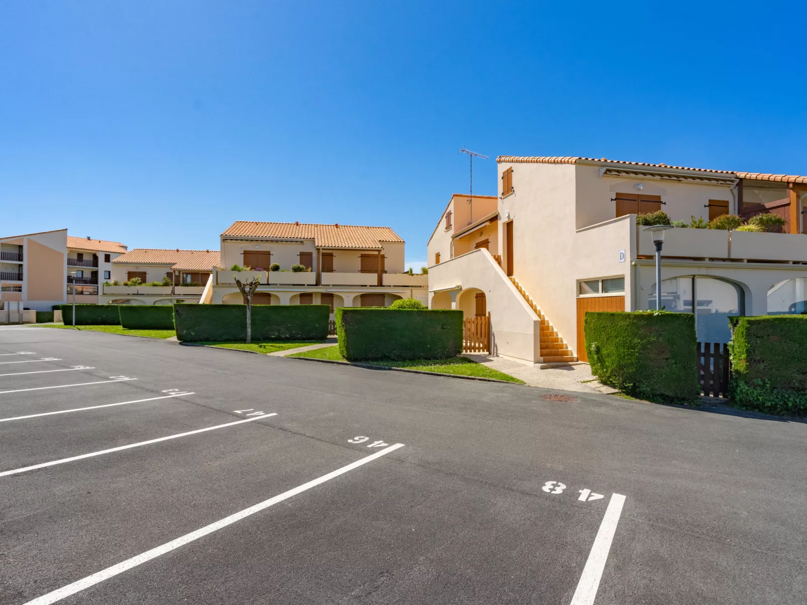 Les Soleils Rouges - Buiten