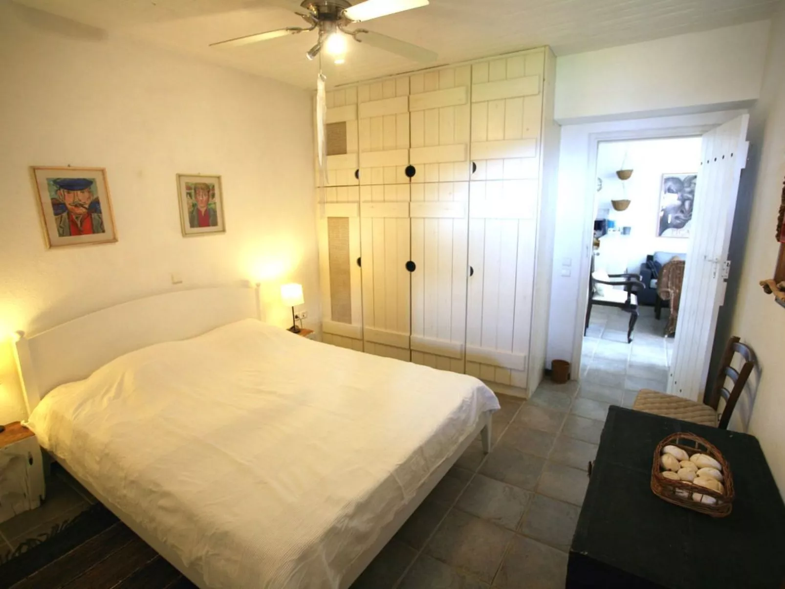 Haus in Kea mit Parkplatz im Freien und Blick auf den Sonnenuntergang - Image-tags.info