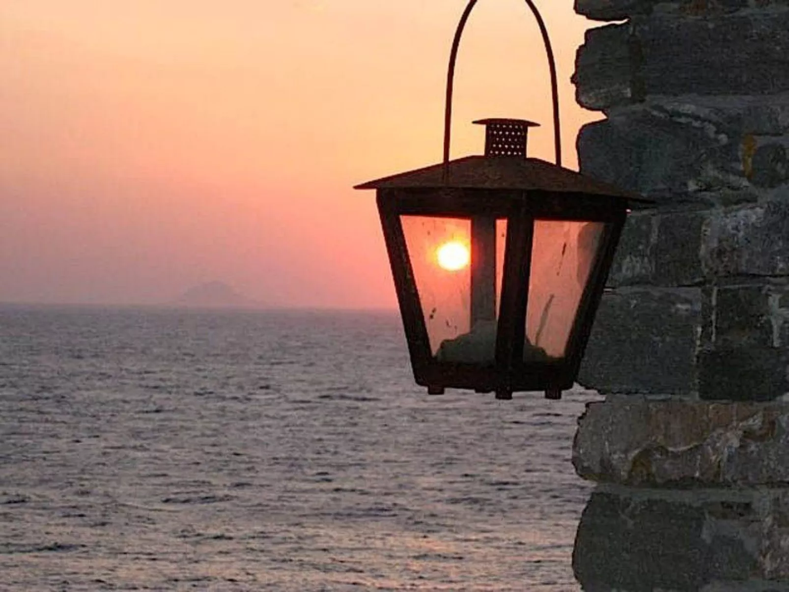 Haus in Kea mit Parkplatz im Freien und Blick auf den Sonnenuntergang - Image-tags.info