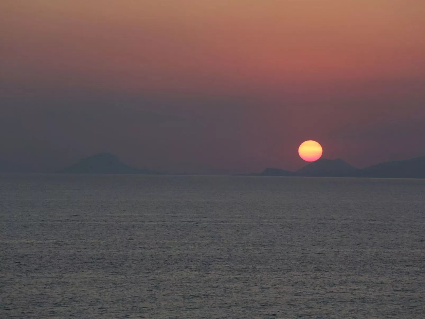 Haus in Kea mit Parkplatz im Freien und Blick auf den Sonnenuntergang - Image-tags.info