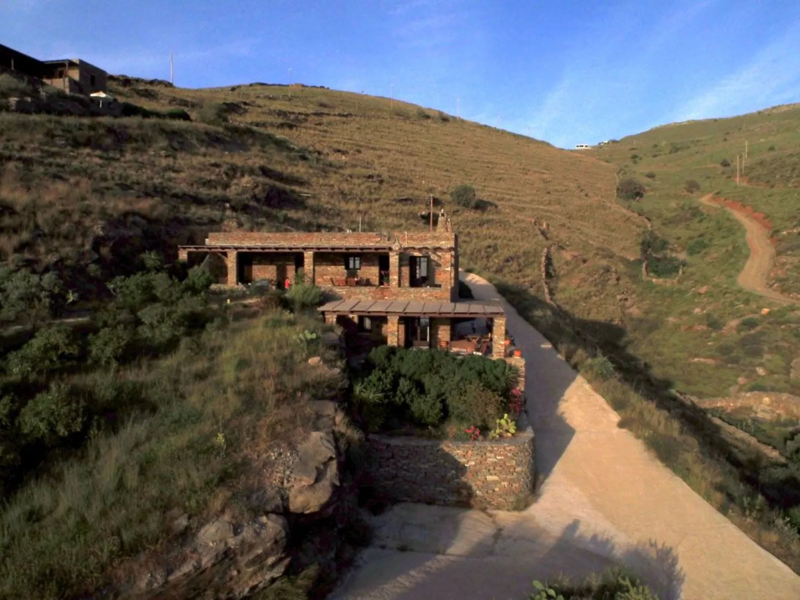 Haus in Kea mit Parkplatz im Freien und Blick auf den Sonnenuntergang - Image-tags.info