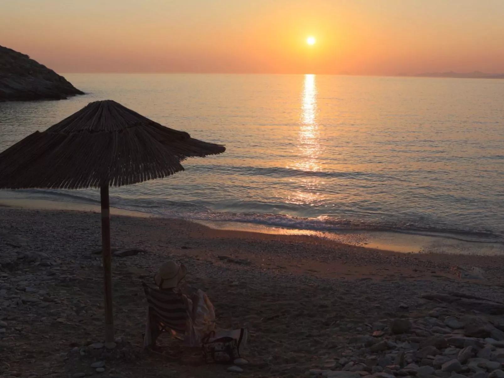 Haus in Kea mit Parkplatz im Freien und Blick auf den Sonnenuntergang - Image-tags.info