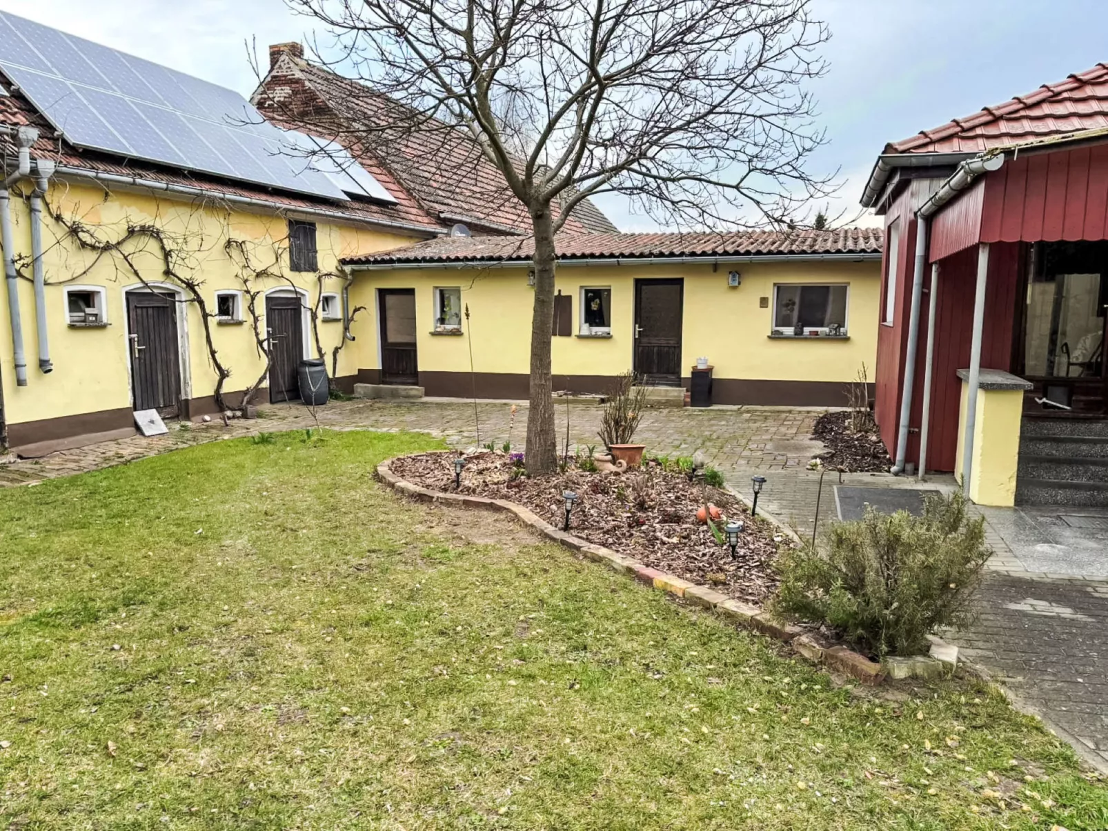 Mit großem Garten - Buiten