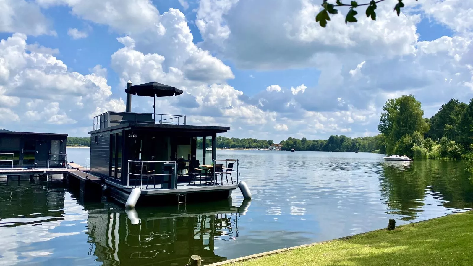 Floating in Limburg - rooftop hottub