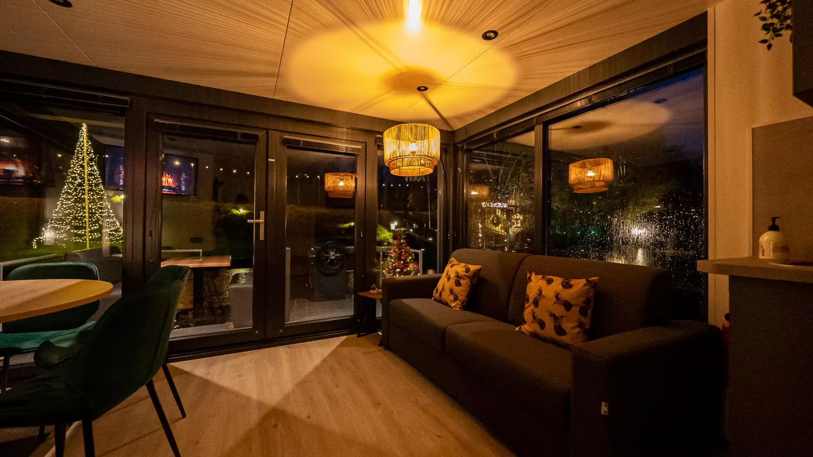 Floating in Limburg - rooftop hottub - Woonkamer