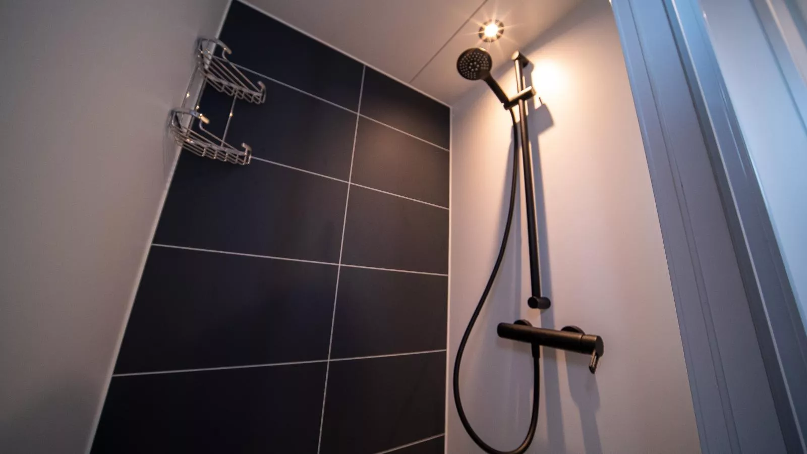 Floating in Limburg - rooftop hottub - Badkamer