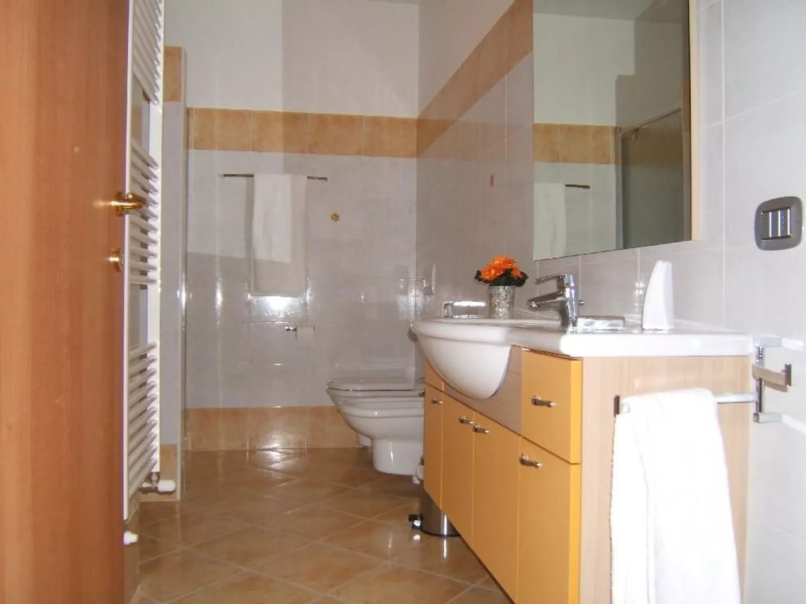 Gelbe Wohnung 65qm mit Garten und Seeblick - Image-tags.info