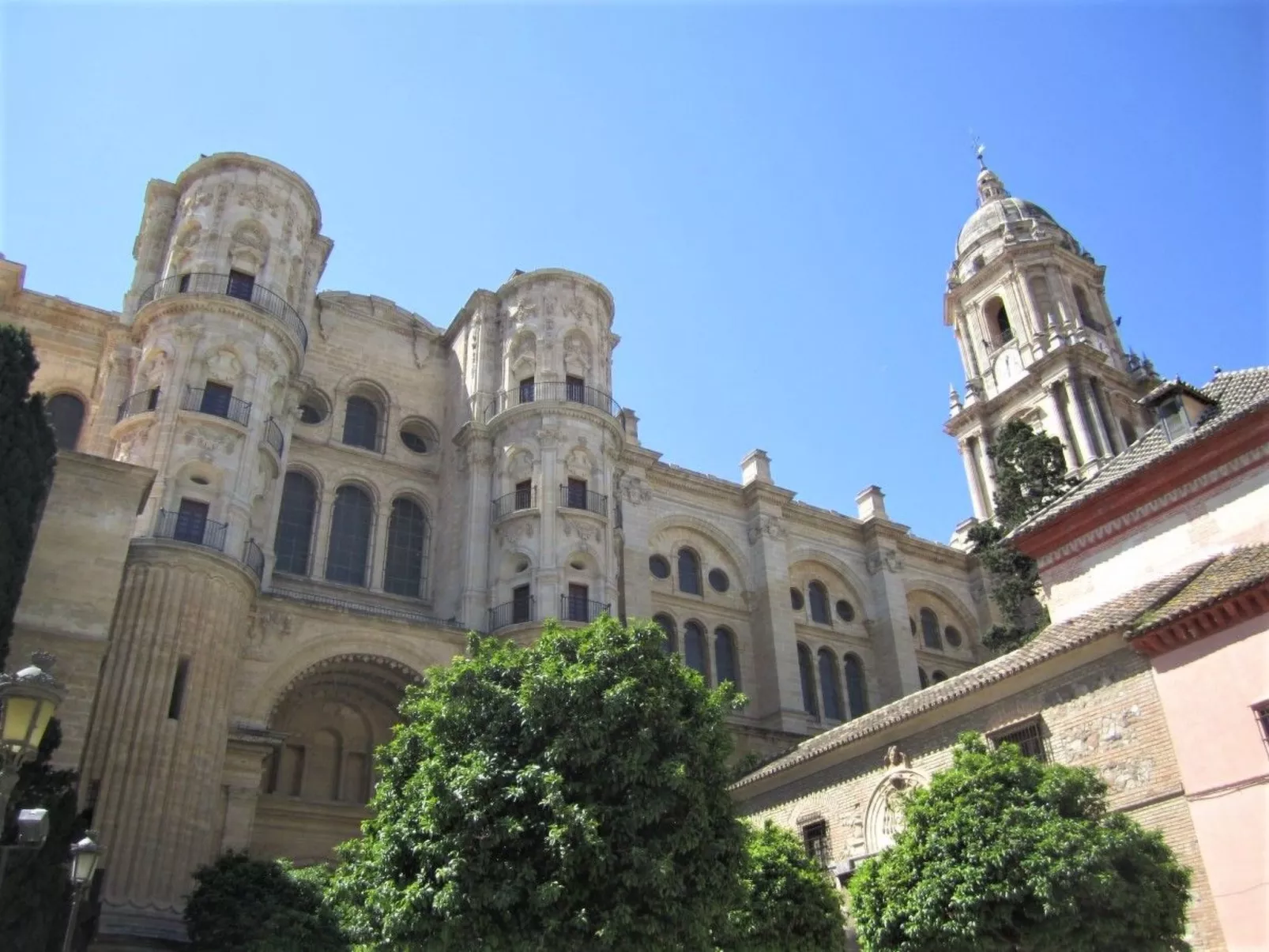 "Sunny Cervantes" mit privatem Balkon - Buiten