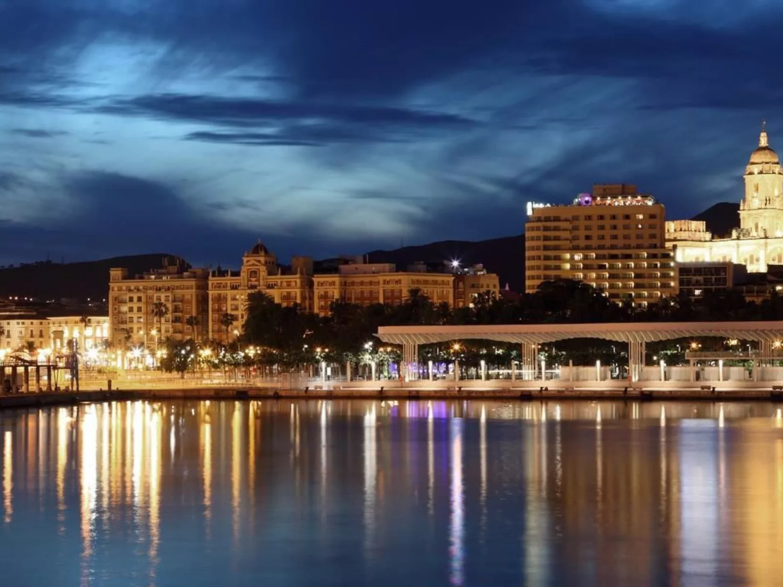 "Sunny Cervantes" mit privatem Balkon - Buiten