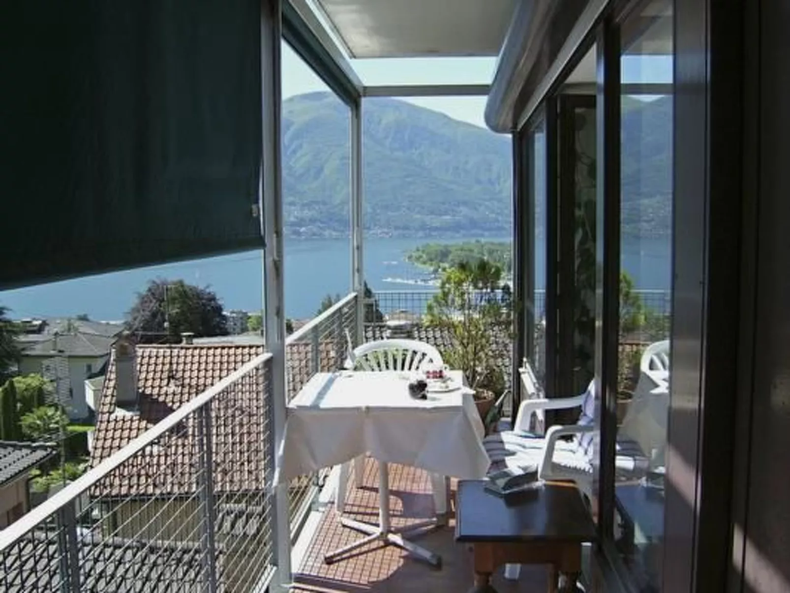 Freie Sicht auf See und Berge