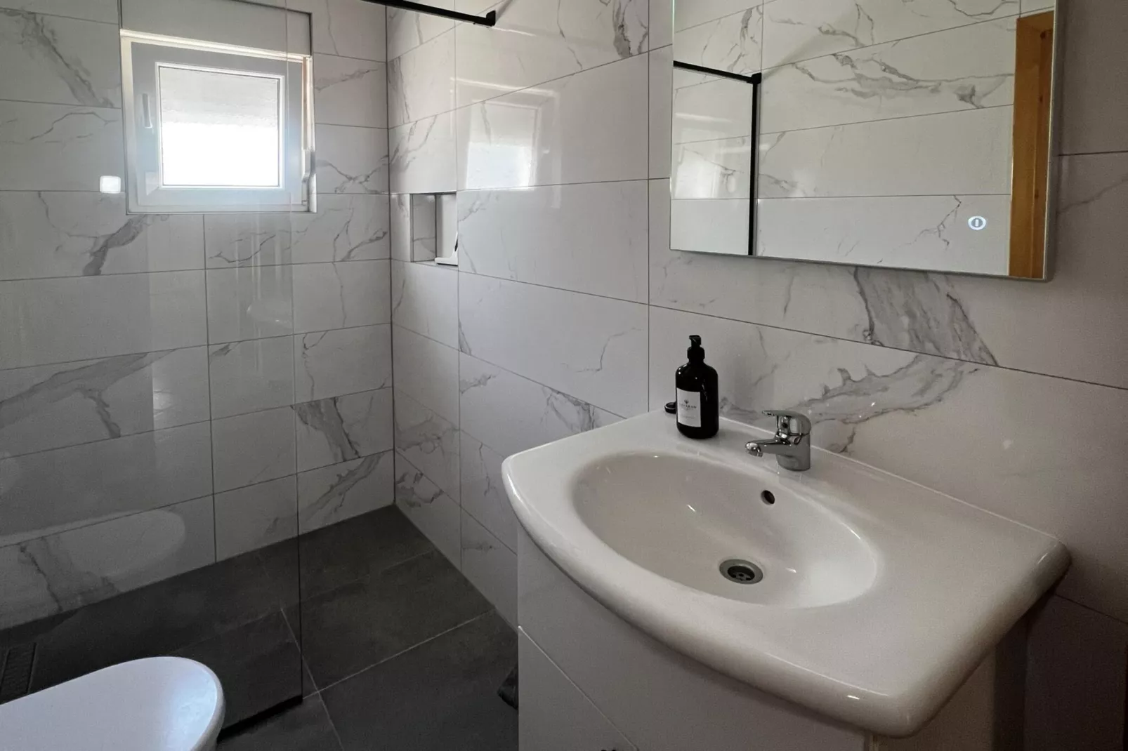 Apartment Lavaran 1 - Badkamer