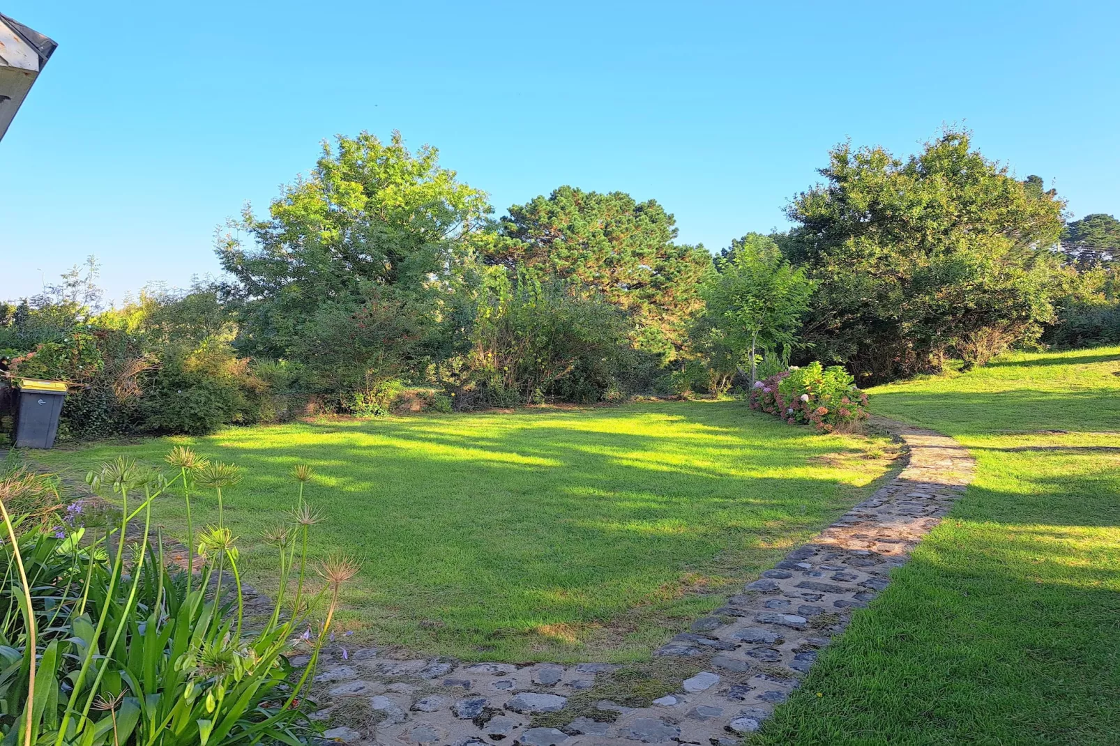 Granitsteinhaus in Nevez - Tuinen zomer