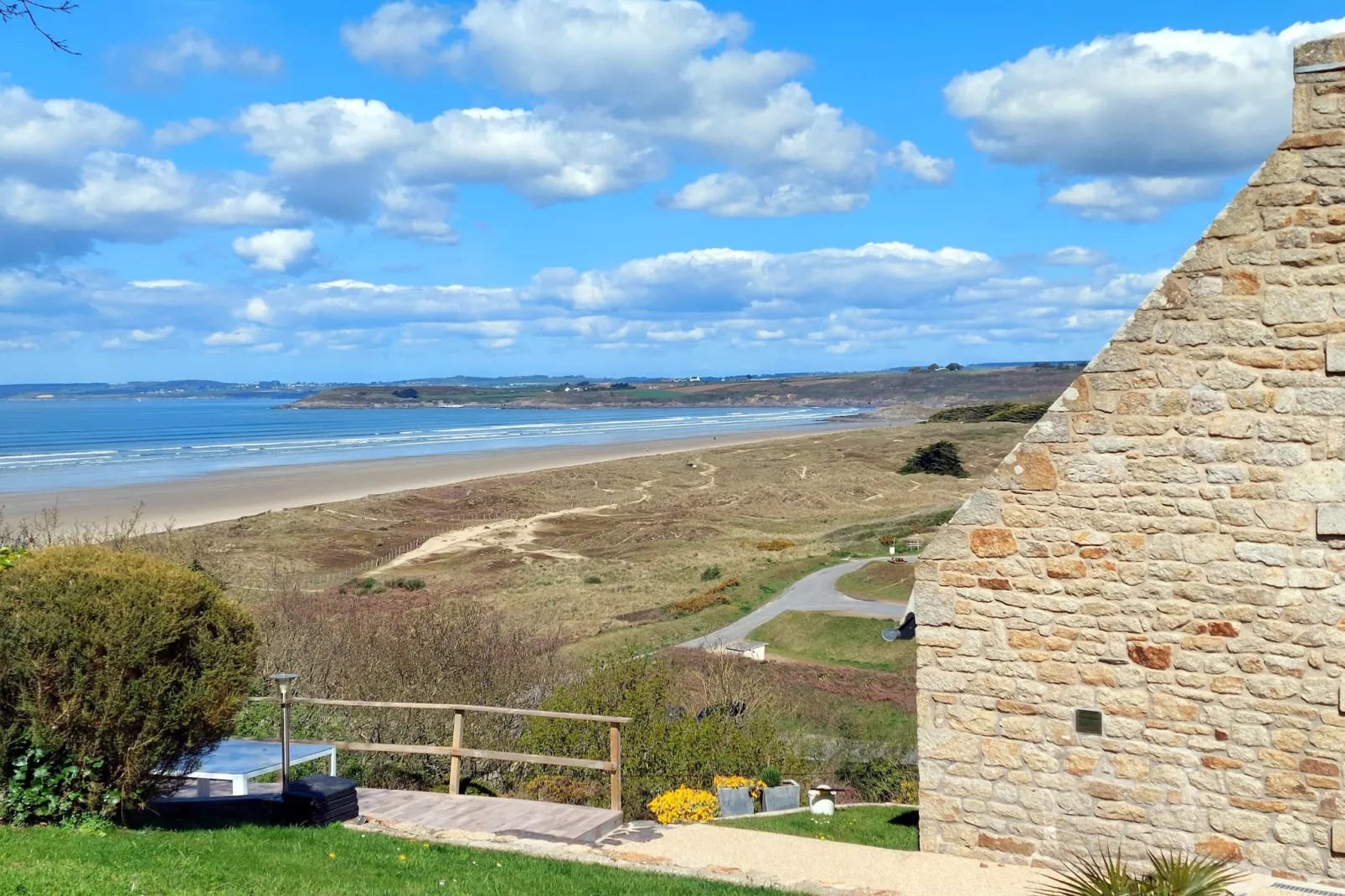 Ferienhaus mit Panorama-Meerblick Plonévez-Porzay - Buitenkant zomer