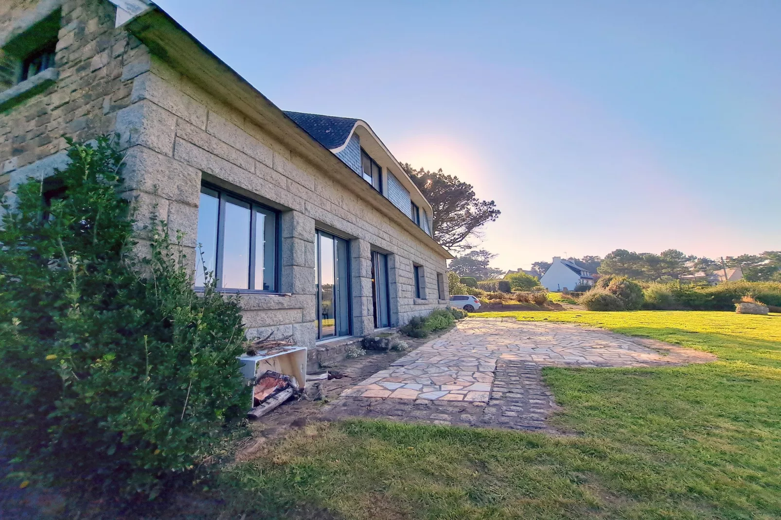 Granitsteinhaus in Nevez - Buitenkant zomer